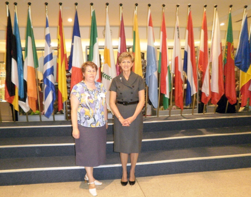 Ērika Pelcere (no kreisās) un Eiroparlamenta deputāte Inese Vaidere Briselē.
Autors: no Ē. Pelceres albuma.