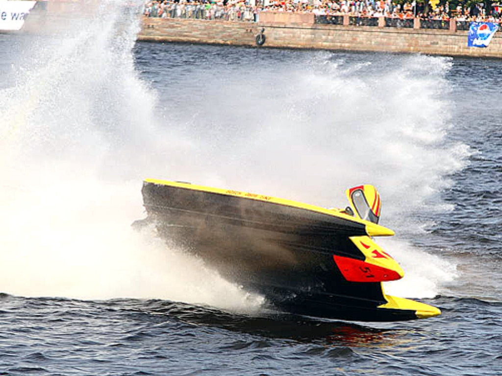 Uvis Slakteris finālbrauciena otrajā atkārtotajā startā cieta bīstamā avārijā, kurā bija iesaistīti vēl divi citi piloti.
Autors: no „Riga Powerboat Team” arhīva