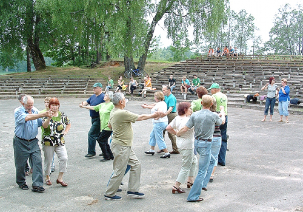 Senioru deju kopas «Ozols» dalībnieku sniegumu vēro kolektīva vadītāja Baiba Škrjaba (no labās) un Vecumnieku tautas nama vadītāja Valda Kaufmane. Kopā ar vecākās paaudzes dejotājiem svētku lielkoncertā uzstāsies Iecavas tautas nama senioru deju kopa «Iecavnieks».
Autors: Žanna Zālīte