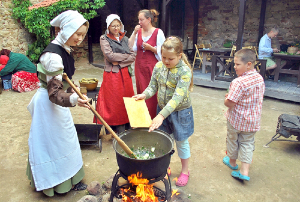 Ilonai Taurei lielo porciju «Hanoney» omleti palīdz gatavot Patrīcija un Rihards Rācenāji.
Autors: Uldis Varnevičs