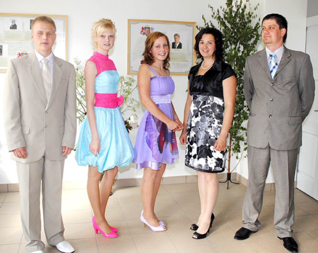 Valles vidusskolas 9. klases labākie audzēkņi: Oskars Briņķis (no kreisās), Sandija Skribāne un Katrīna Kalnaraupa kopā ar klases audzinātāju Gitu Eriņu un direktoru Česlavu Batņu, kuriem savā statusā šis bija pirmais izlaidums.
Autors: Juris Iļņickis