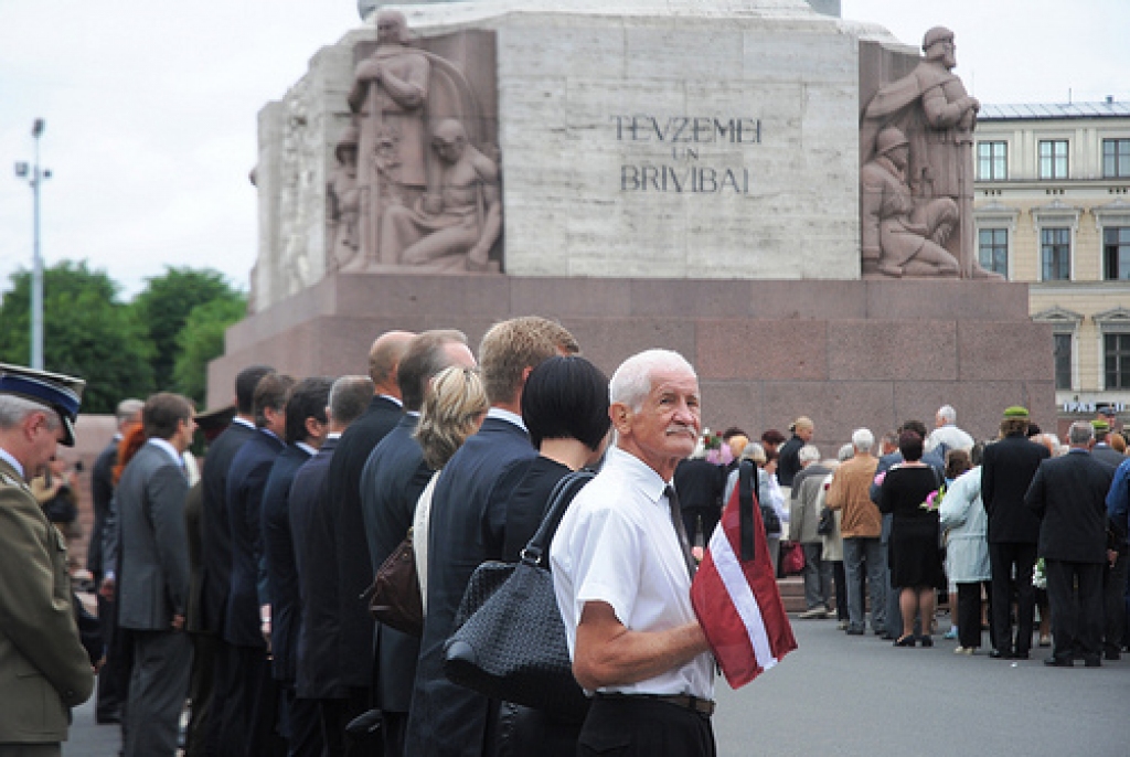 Pirmdien, 14. jūnijā, noliekot ziedus pie Brīvības pieminekļa, tika godināti komunistiskā genocīda upuri. Ziedus nolikt pie Brīvības pieminekļa devās arī mūspuses ļaudis. 
Autors: Saeimas Kanceleja 