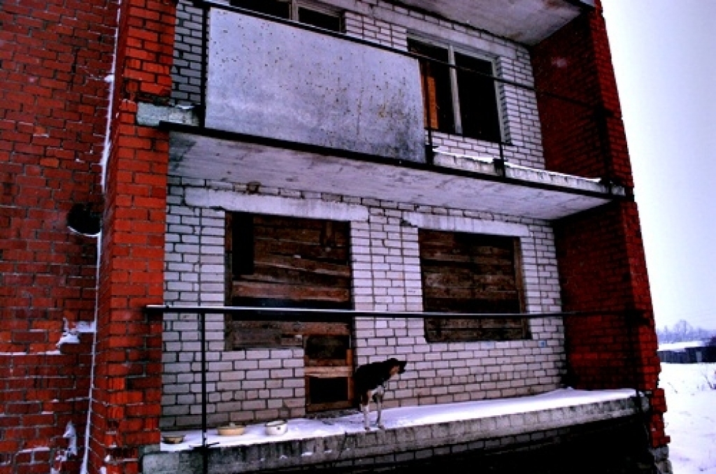 Vairāki dzīvokļi Dāviņu pagasta mājā Bauskas ielā 11 nav apdzīvoti. Grūti prognozēt, kā varētu iekasēt no to īpašniekiem apsaimniekošanas maksu. 
Autors: Uldis Varnevičs