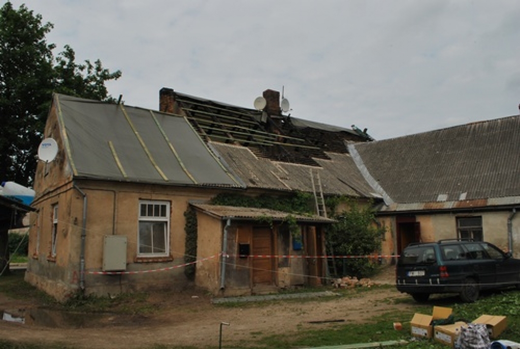 10. jūnijā SIA «Bauskas namsaimnieks» uzvilka pagaidu jumta segumu. Atliek gaidīt cenu aptaujas rezultātus, lai noskaidrotu, par kādu summu tiks veikti remontdarbi.
Autors: Uldis Varnevičs