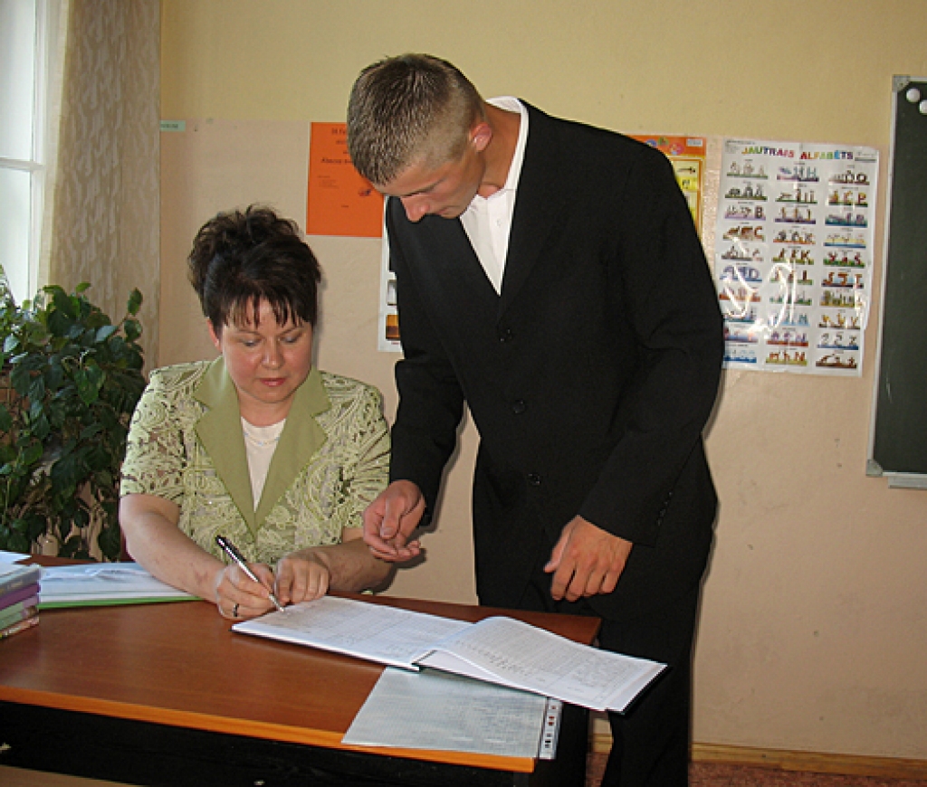 Pirms svinīgās ceremonijas Mārtiņš Donskis parakstās par dokumentu saņemšanu. 
Autors: Vilnis Auzāns