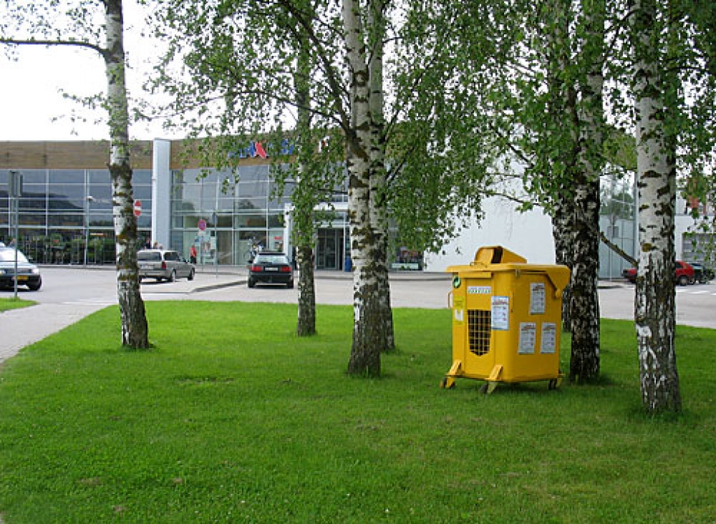 Konteiners pie lielveikala «Rimi» novietots zālienā, laukuma malā. «Bauskas Dzīves» uzrunātie garāmejošie vidusskolēni vietu par īsti piemērotu neatzina. Cilvēki ir pārāk slinki, lai speciāli nāktu šeit mest saplacinātas pudeles, sprieda jaunieši. 
Autors: Vilnis Auzāns