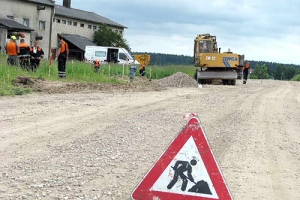 Ozolainieši ilgi bija gaidījuši, kad sakārtos asfalta segumu, kas gadu gaitā bija sadilis.
Autors: No «Bauskas Dzīves» arhīva.