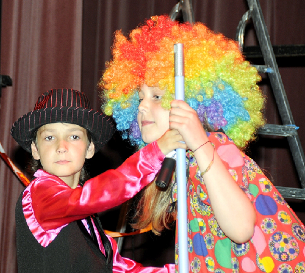 Armands Rutkovskis un Elizabete Laudiņa izpilda «Dod man bučiņ'!».
Autors: no «Bauskas Dzīves» arhīva