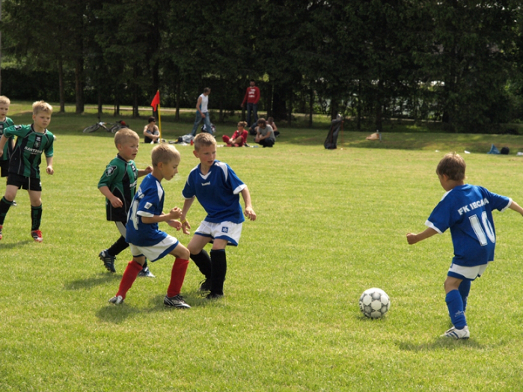 Laukumā futbola klubu «Iecava» un «Auda» jaunie sportisti.
Autors: www.iecava.lv