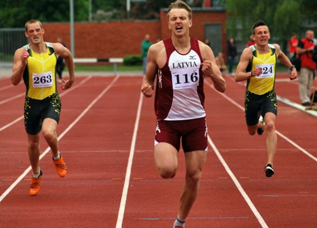 Finišē 400 metru skrējiens. No kreisās – Andris Ūdris un Jānis Baltušs. 
Autors: Uldis Varnevičs