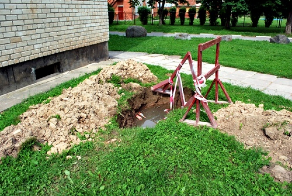 Bedre Dārza ielas 18. mājas galā nav liela. Tomēr maziem bērniem iekrišanā arī šādā bedrē var beigties traģiski. 
Autors: Uldis Varnevičs