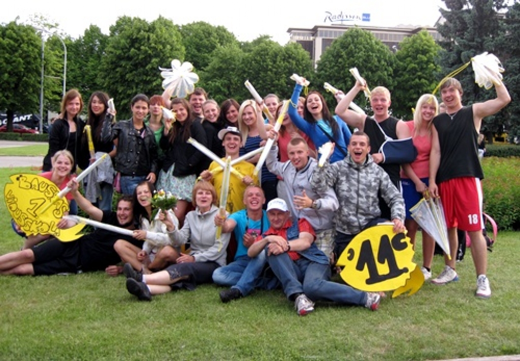 Bauskas 1. vidusskolas 11.c klase «ZZ čempionāta» finālā Rīgā ieguva 4. vietu.
Autors: No albuma.