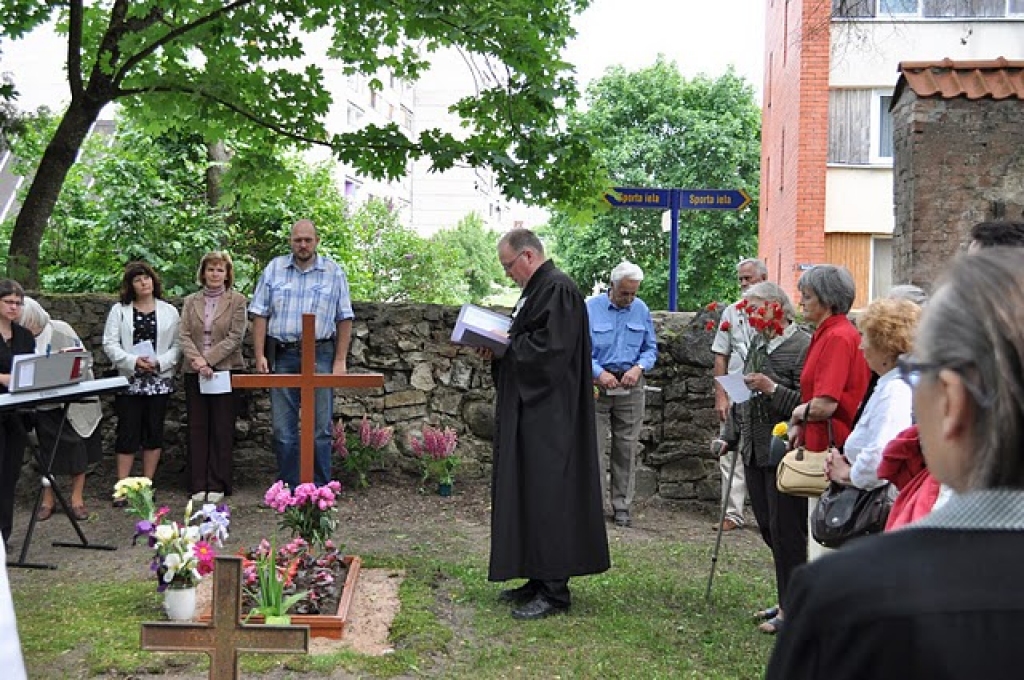 Godavīra Jura Sietiņa atdusas vieta pie Iecavas luterāņu baznīcas iesvētīta piemiņas zīmes uzstādīšanai.
Autors: Guntis Ērglis