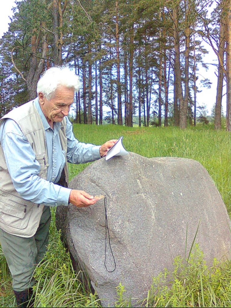 Ēvalds Kivilands, vēstures pētnieks, vērtē Zorģos atrasto lielo akmeni.
Autors: No Zorģu bibliotēkas arhīva.