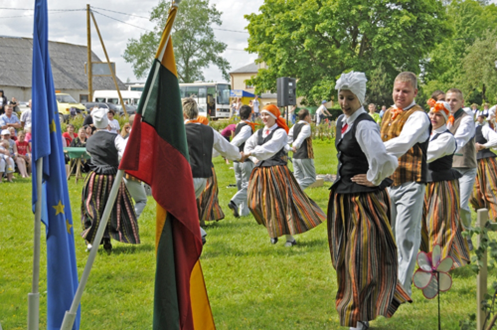 Īslīces pagasta vidējās paaudzes deju kopa «Līdums» Ādžūnos vietējo uzņēmēju Gutjaru pļaviņā griež danci koncertā, kas ir viena no aktivitātēm Eiropas finansētā pārrobežu projektā.
Autors: Ivars Bogdanovs