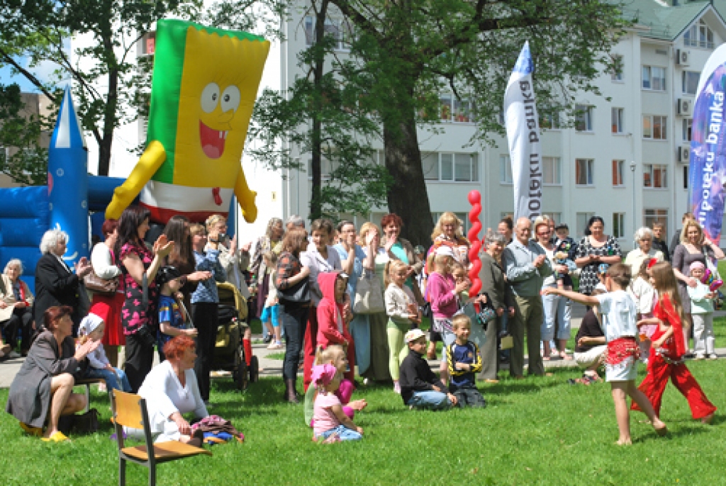 Korfa dārzā Bauskā saulaino 5. jūniju ģimenes varēja pavadīt, jauki atpūšoties.
Autors: Laimonis Šulcs