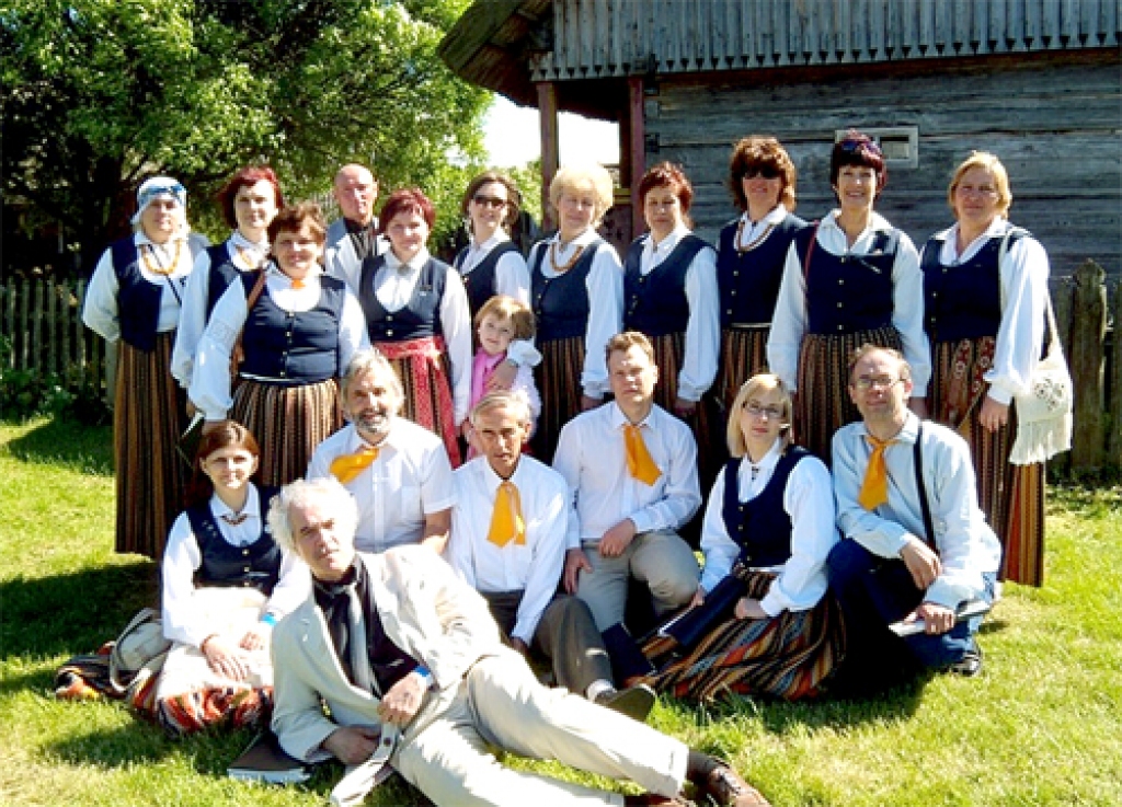 Codes pagasta jauktais koris «Mēmele» 5. jūnijā Latvijas Etnogrāfiskajā brīvdabas muzejā kuplināja amatnieku gadatirgus skanīgo programmu. 
Autors: Inta Šarikova