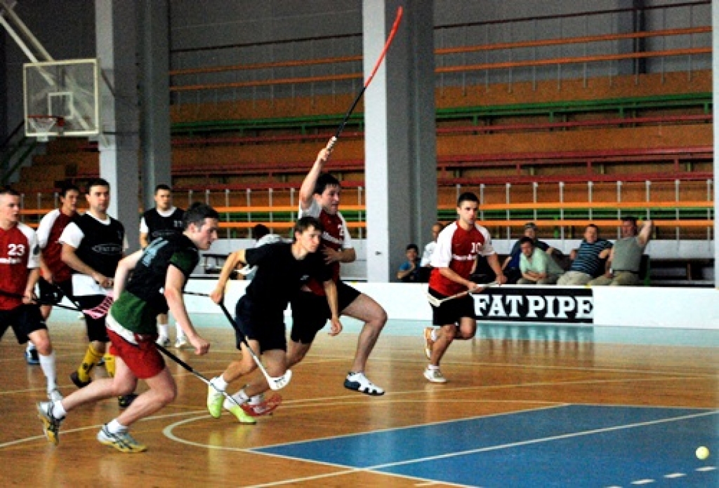 Komanda «Vecā Bauska» (sarkanos tērpos) pēdējās minūtēs izmisīgi centās gūt uzvaru, bet tomēr neveiksmīgi. 
Autors: Uldis Varnevičs