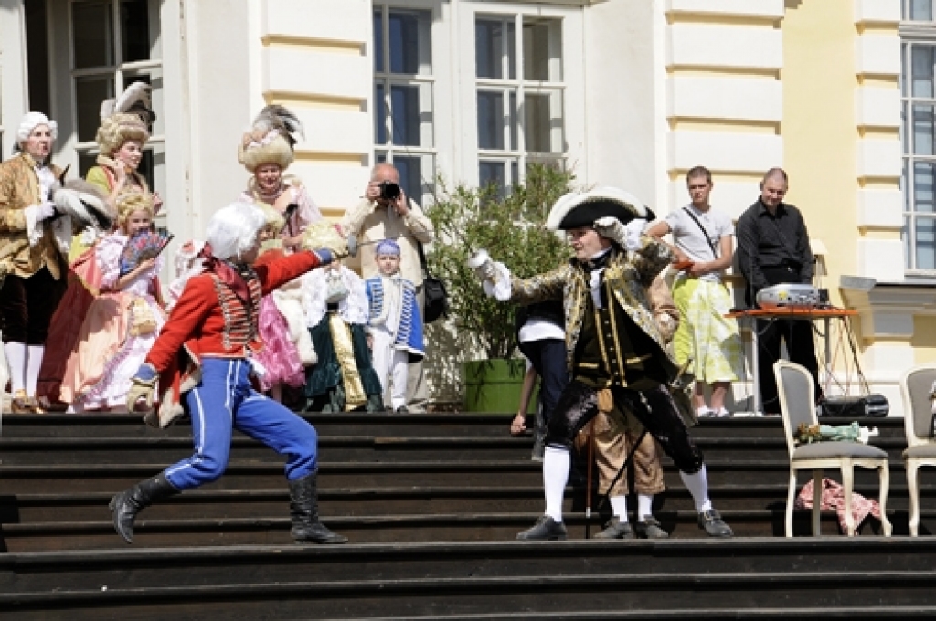 Galma dāmas uz Rundāles pils kāpnēm izprovocēja grāfu dueli. Tas notika 5. jūnijā baroka laikmeta tērpu un galma etiķetes uzvedumā Rundāles novada pirmajos svētkos.
Autors: Ivars Bogdanovs