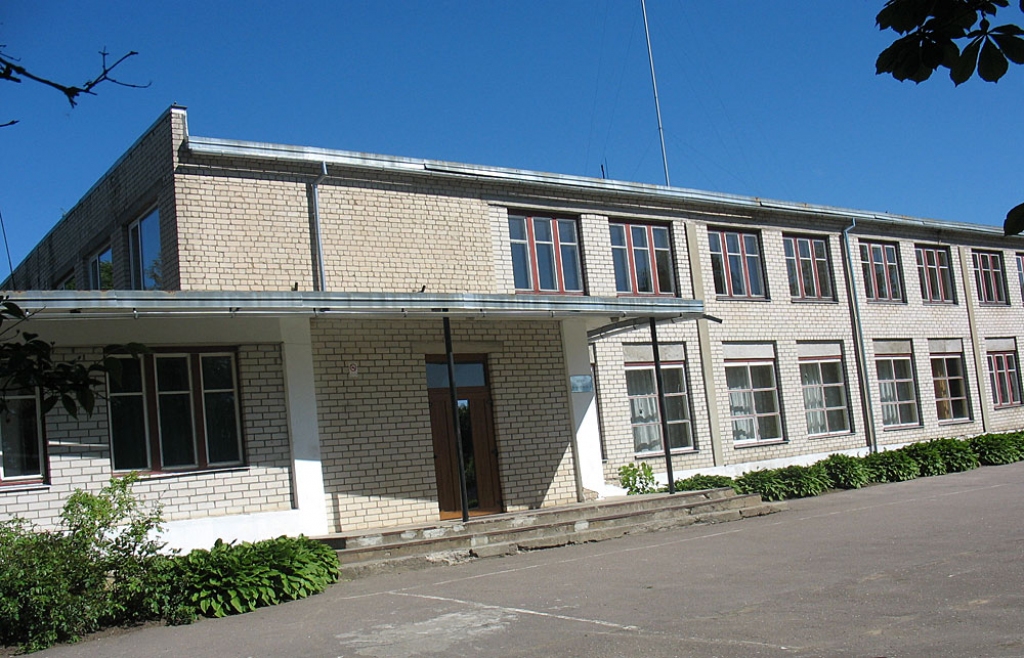 Divstāvu ēka, kur vēl pirms pāris nedēļām bija Bērzu skola, nu daļēji stāv tukša. 
Autors: Vilnis Auzāns