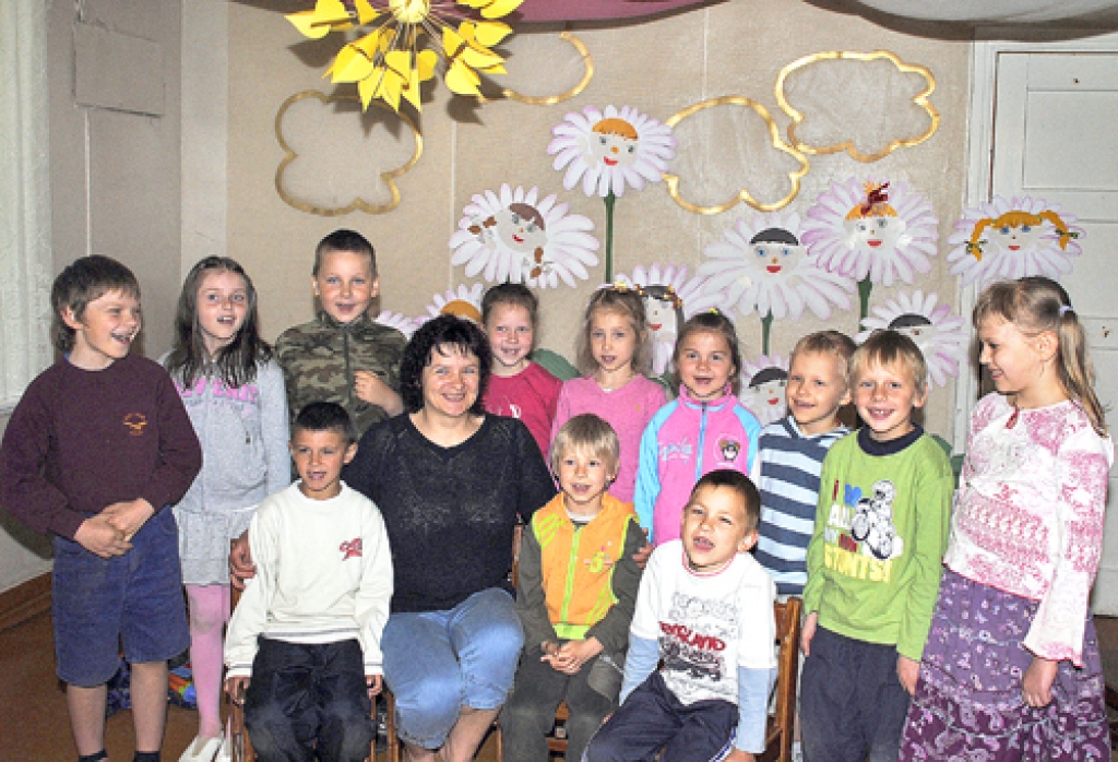 Bērnudārza «Mārpuķīte» 50. pastāvēšanas gada izlaidumam gatavojas Gundars Nākmanis, Liliāna Indāne, Deniss Strjuks, Linda Brikere, Vadims Mihailovs, Juris Gromovs, Lita Brahmane, Markus Vaškevičs, Laura Kirkila, Krišjānis Teišerskis, Alise Aldersone, Ņikita Skadorva kopā ar audzinātāju Ingu Šastakoviču. Attēlā nav Edija Treiģa.
Autors: Juris Iļņickis