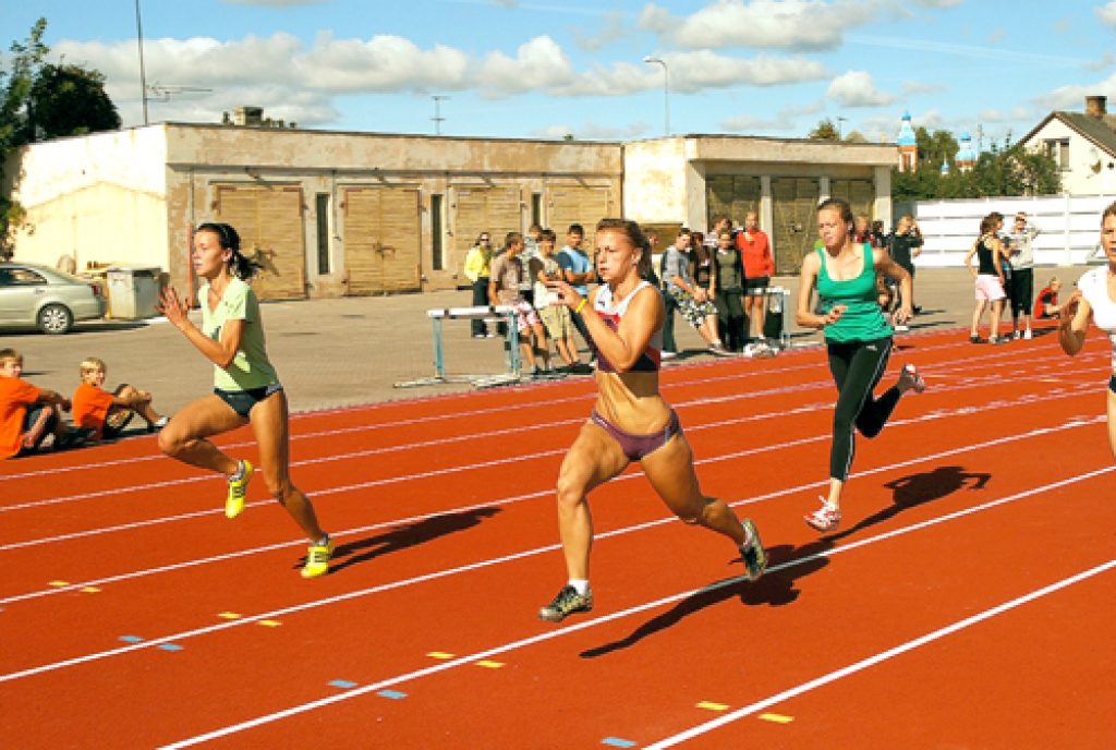 Bauskas stadionam šīs vasaras sacīkšu kalendārs ir piesātināts un interesants. Pavisam drīz, 8. jūnijā, līdzjutēji varēs skatīt Latvijas Vieglatlētikas savienības (LVS) kausa izcīņas otrā posma sacīkstes.
Autors: Ivars Bogdanovs