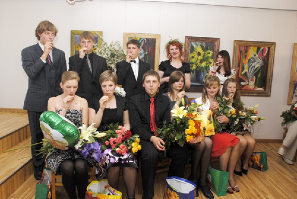 Profesionālās ievirzes izglītības apliecības saņēma čella, klavieru, pūšamo instrumentu, vijoles klases 11 jaunieši. Mākslas programmu absolvēja trīs jaunieši.
Autors: Juris Iļņickis
