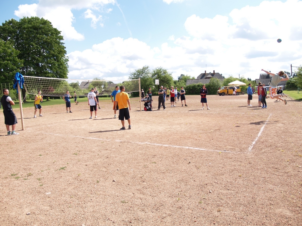 Iecavas novada vasaras sporta svētku volejbola turnīrā uzvarējusi vietējo spēlētāju komanda «Rolis».
Autors: Antra Ērgle