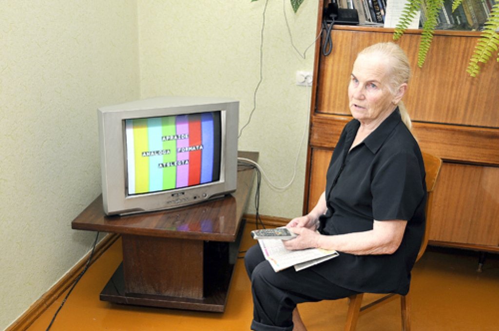 Ceraukstietes Aijas Jansones televizorā Latvijas programmu vietā ir tikai uzraksts «Apraide analogā formātā atslēgta». Ne ziņu, ne laika prognožu, ne iecienītā seriāla.
Autors: Ivars Bogdanovs