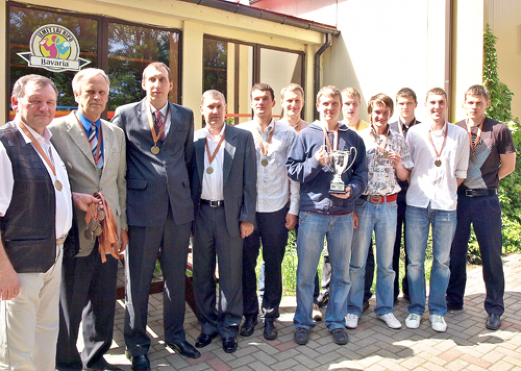 Iecavas basketbola kluba «Dartija» komanda pēc Amatieru līgas bronzas  godalgu saņemšanas Rīgā: kluba direktors Guntis Pakalns, prezidents  Jānis Pelsis, galvenais treneris Voldemārs Pārums, treneris Vilnis  Gailums, spēlētāji Dāvis Kravals, Armands Švītiņš, Aldis Beitiņš,  Jānis Bērziņš, Jānis Ivanovs, Gundars Brička, Māris Gailums, Ivars  Zemītis.
Autors: no iecava.lv