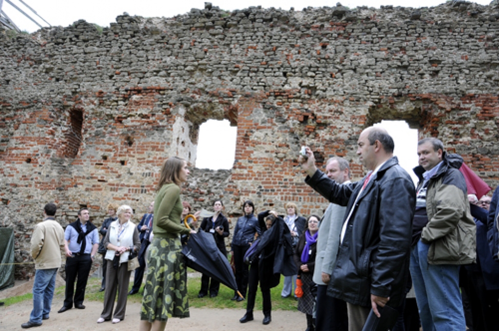 NATO Parlamentārās Asamblejas (PA) Rīgas sesijas dalībnieki Bauskas pils pagalmā.
Autors: Ivars Bogdanovs