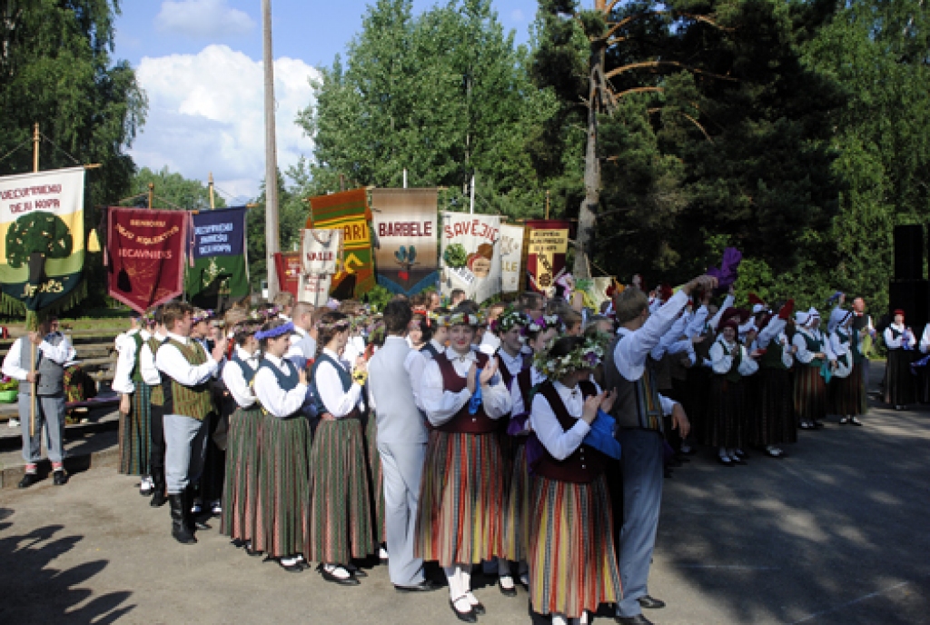Novada pirmie Dziesmu un deju svētki aizsākās 25. jūnijā ar pašdarbības kolektīvu koncertiem pagastu centros un vairākās apdzīvotās vietās. Amatierkopu priekšnesumus vienoja moto «Es ritu, cauri ritu». Šajā reizē pagastu iedzīvotājiem bija...
Autors: Juris Iļņickis