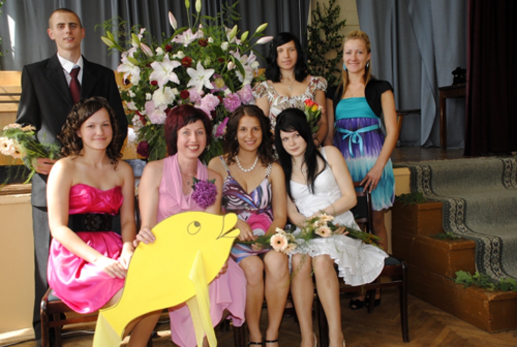 No Saulaines profesionālās vidusskolas 26. jūnijā atvadījās gandrīz 80 absolventu. Dažāds būs turpinājums sešu specialitāšu pārstāvjiem – viena daļa dosies strādāt uz ārzemēm, citi turpinās mācības augstskolās, vairākiem būs darbs arī...
Autors: Juris Iļņickis