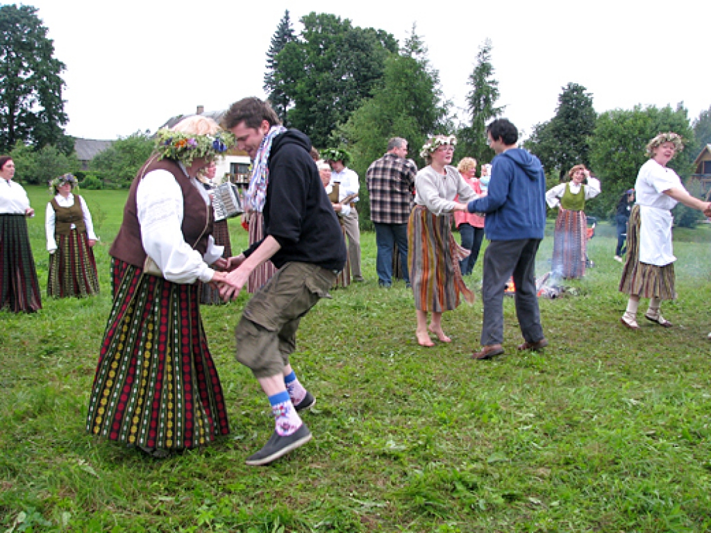 Ap simts jaunu cilvēku no visas pasaules latviešu gadskārtu tradīcijas iepazina 22. jūnijā Vecumniekos. „Robežnieku” mājās viņus vienkopus bija aicinājusi pasaules apceļotāja Baiba Grīnberga. Viņa ir aktīva kustības „Couch surfing”  biedre.
Autors: Vilnis Auzāns