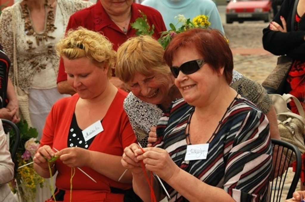 Latvijas ātradīšanas čempionāta posmā Bauskā 20. jūnijā uzvarēja Vecsaules pagasta Ozolaines iedzīvotāja Mairita Berešņeviča. Portāla uzadi.lv rīkoto sacensību gaitā dalībniecēm labiskajā rakstā bija jānoada 30 rindu ar 20 valdziņiem...
Autors: Uldis Varnevičs