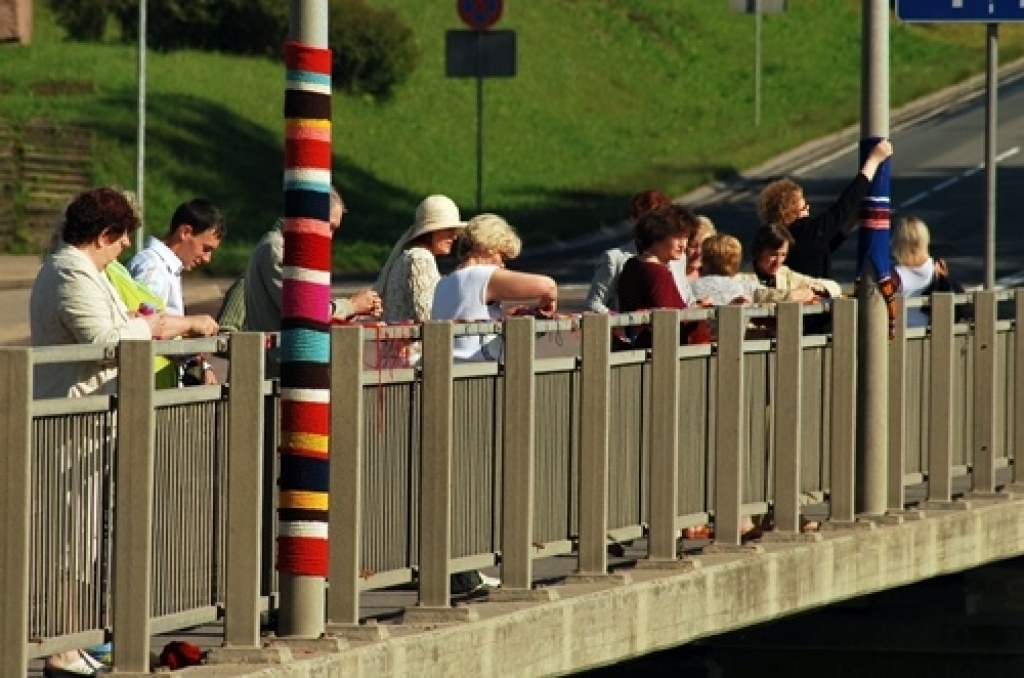 Svētdien, 20. jūnijā, Bauskā ar adījumu slejām tika pārklāts Mēmeles tilts. Šis pasākums notika akcijas «Dzijām savienotas pilsētas» laikā. Pieteicās adītājas no Bauskas, Vecumnieku novada Bārbeles, Skaistkalnes, Bauskas novada Vecsaules,...
Autors: Uldis Varnevičs