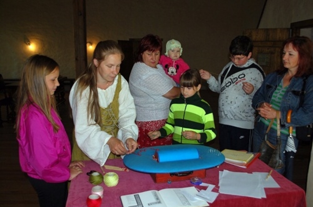 Bauskas pils muzeja Senā dzīvesveida skolas nodarbībās 12. jūnijā iesaistījās ne tikai Bauskas novada ļaudis, bet arī viesi no citām valstīm. Jau no agra rīta sākās knipelēšanas un ikonogrāfijas stundas. Ap pusdienlaiku lielāko daļu...
Autors: Uldis Varnevičs