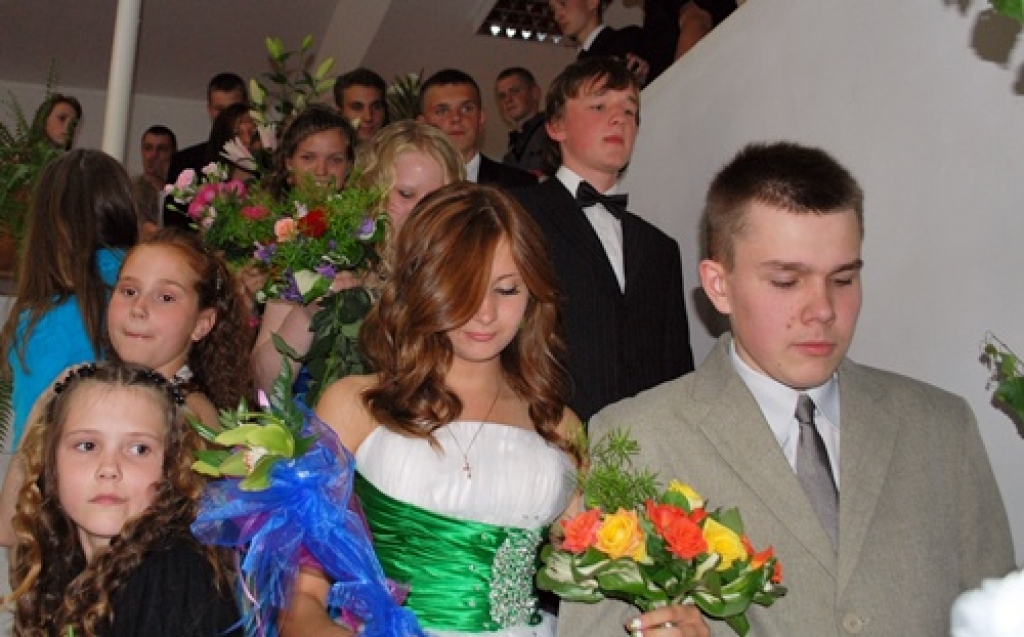 Ceturtdien, 10. jūnijā, Bauskas pilsētas pamatskolas 9. klases izlaidumā bija pulcējušies simtiem cilvēku, kas bija ieradušies sveikt jaunos absolventus. Skolu beidza 43 jaunieši. Bauskas pilsētas pamatskolas direktoram Jānim Rumbam tas...
Autors: Uldis Varnevičs