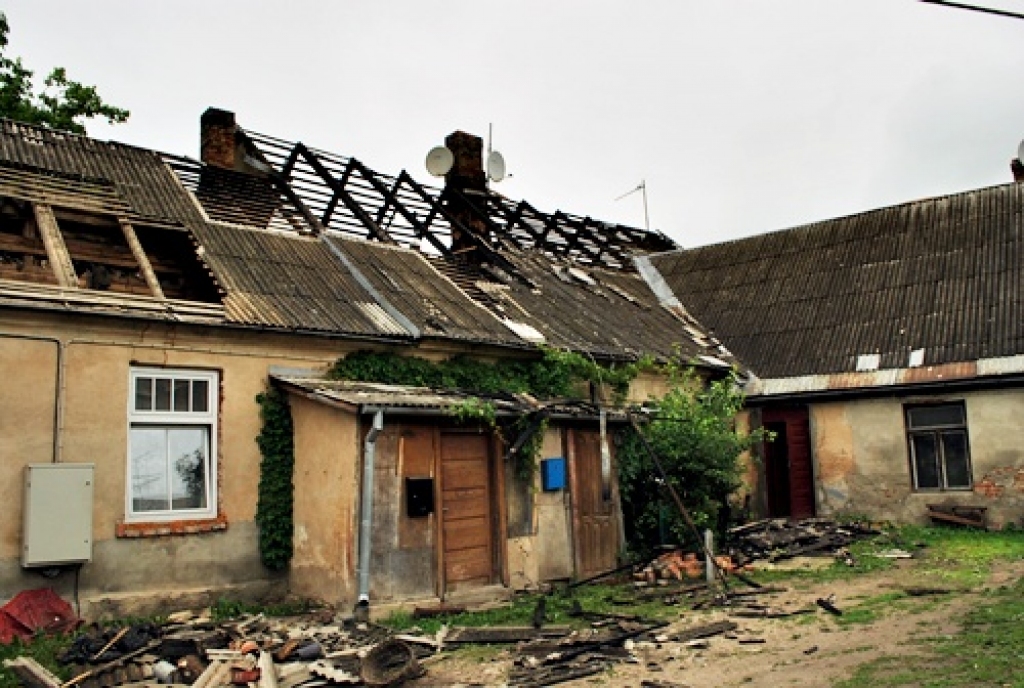 Mājai Rīgas ielā 40 ugunsgrēka sekas ir ļoti smagas. Cietis ir ne tikai jumta segums, bet arī jumta konstrukcijas. SIA «Bauskas namsaimnieks» darbinieki uzsvēra, ka nams savulaik celts kārtīgi, saistot visas konstrukcijas kopā, bet tas...
Autors: Uldis Varnevičs