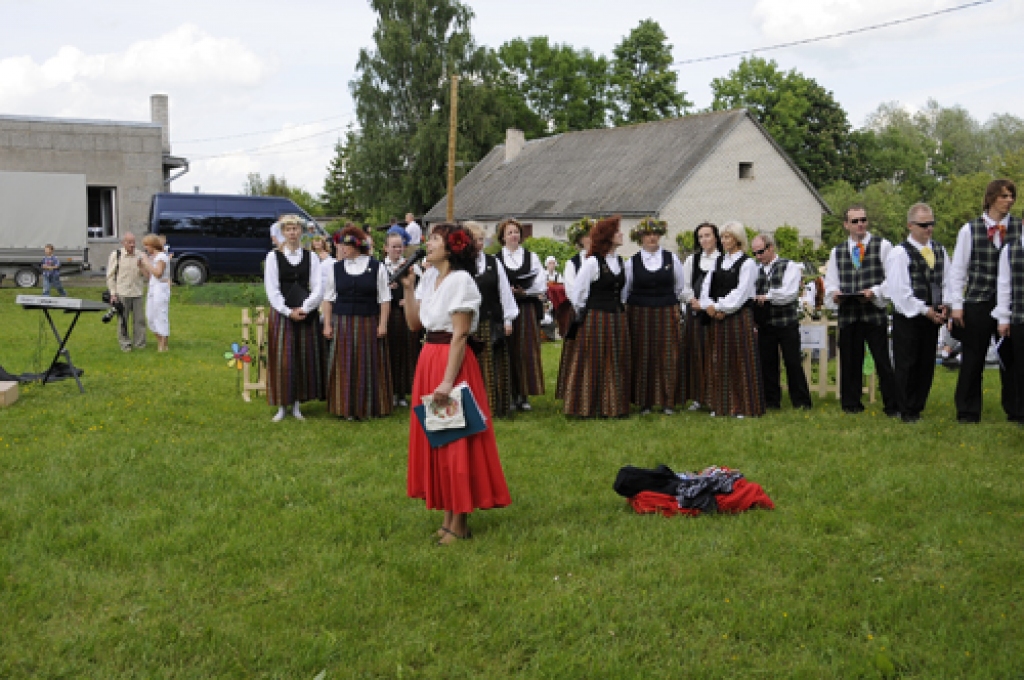 Bauskas novada Īslīces pagasta trīs ciemu svētki 6. jūnijā beidzās ar lustīgu zaļumballi uzņēmēju Saltupu pļaviņā. Bauskas, Vecumnieku, Iecavas, Rundāles un Pakrojas (Lietuva) amatierkopas ar koncertprogrammu «Reiz zaļā pļavā...» ieradās...
Autors: Ivars Bogdanovs