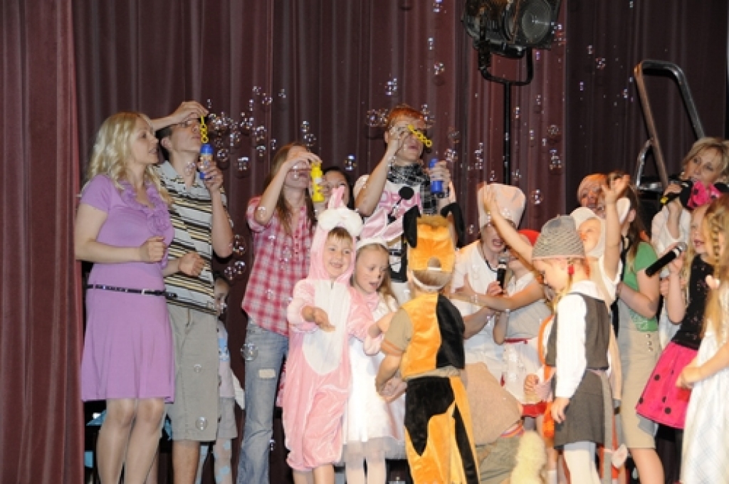 Bērnu vokālās studijas ''Miljons'' koncerts 4. jūnijā pilsētas tautas namā bija labākais, ko Bauskas amatiermākslinieki beidzamajos gados ir rādījuši publikai. Studija darbojas Bauskas bērnu un jauniešu centrā. To apmeklē mazulīši jau no...
Autors: Ivars Bogdanovs