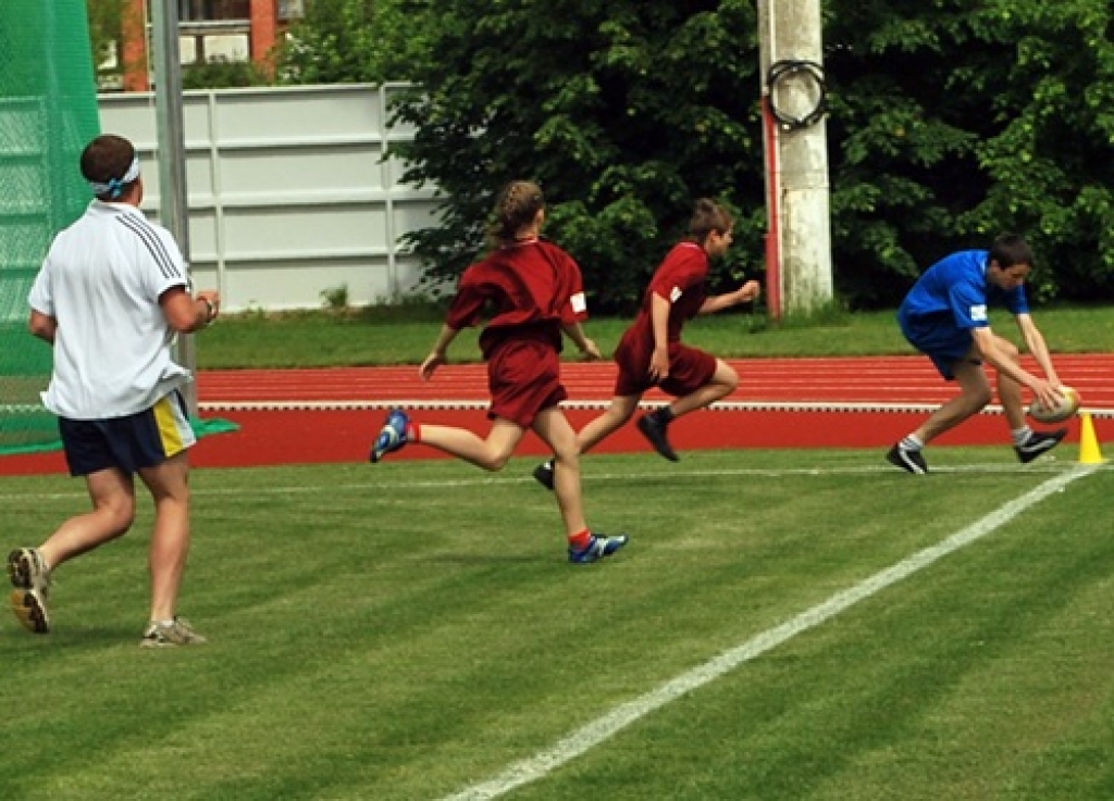 Stadionā Bauskā 28. maijā notika Bauskas reģiona skolu kvalifikācijas sacensības «touch» regbijā jeb pieskārienregbijā. Finālā Misas vidusskolas komanda uzvarēja Valles jaunos sportistus. Labāko sešniekā iekļuva arī Uzvaras un Bauskas 2....
Autors: Uldis Varnevičs
