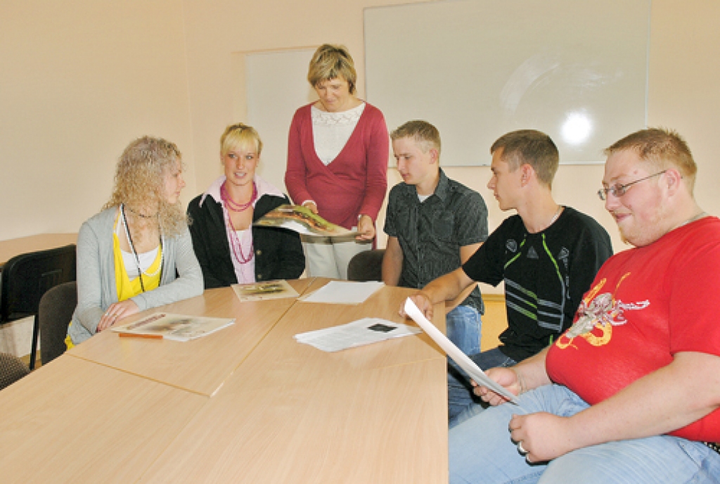 Saulaines profesionālās vidusskolas absolventi Agnese Bērziņa (no kreisās), Ina Mešķīte, Aigars Grimbergs, Helmuts Boļeiko un Dainis Lazdiņš kopā ar audzinātāju Maiju Staņulāni (stāv) pavadījuši četrus gadus, kuros reizē ar zināšanām iegūta prasme būt cilvēcīgiem, izpalīdzīgiem un atvērtiem.