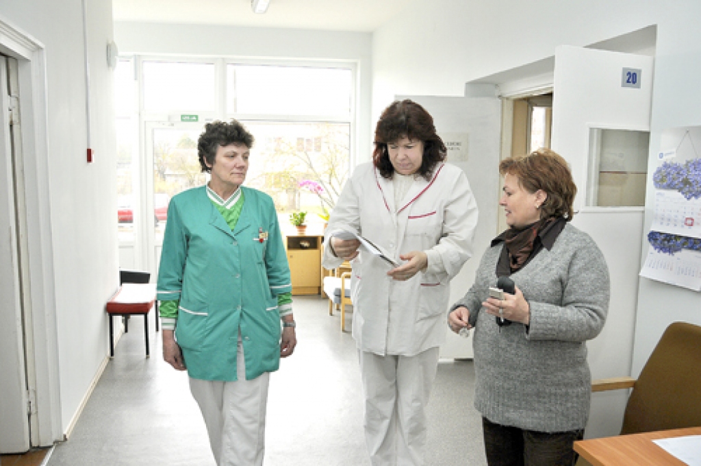 Profesionāļi. Nodaļas darbs nebūtu iespējams bez atsaucīgiem un profesionāliem darbiniekiem, slavē IVSAC vadītāja Mirdza Brazovska (no labās). Ar viņu kopā – medmāsa Inga un māsas palīdze Maija Bite. 