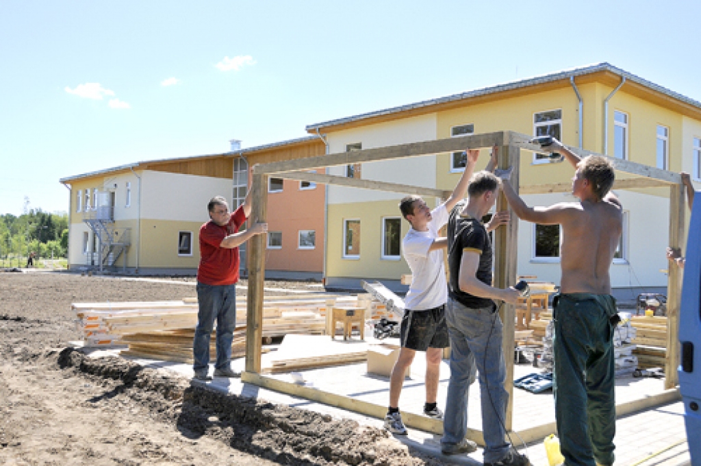 Nojumes laukumos līdzās smilšu kastei montē SIA «Firma Gaisma».