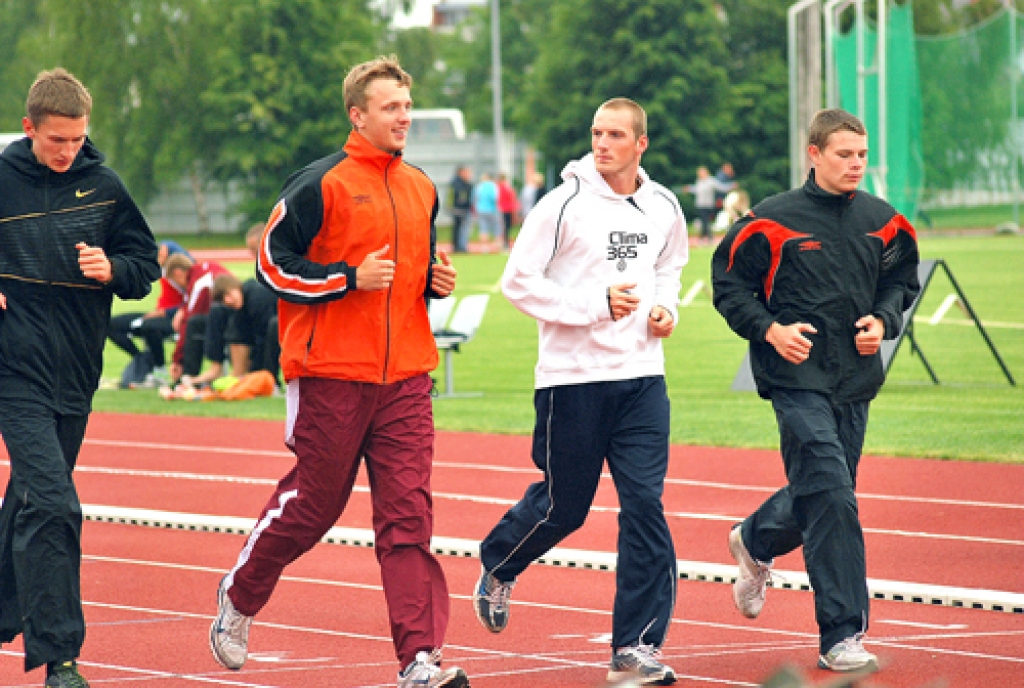 Vieglatlēti Jānis Baltušs (no kreisās), Andris Ūdris un Rivo Vožniaks ir baušķenieku līderi 400 metru distancē. Labus rezultātus veicina arī lieliskie treniņu apstākļi, kādi pēc rekonstrukcijas ir nodrošināti Bauskas stadionā. 