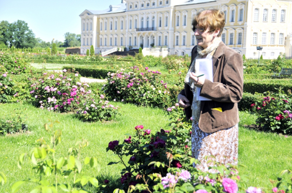Lauma Lancmane ar rozēm sarunājas kā ar cilvēkiem.