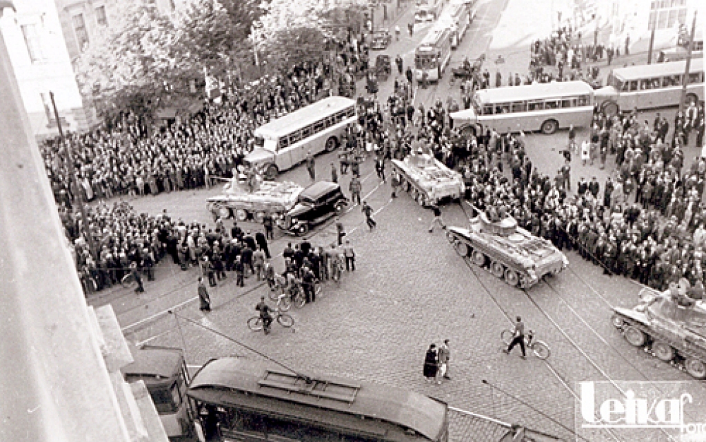 Sarkanarmijas tanki ieņēmuši tiem norādītās pozīcijas uz tramvaja sliedēm Rīgā pie centrālās dzelzceļa stacijas, tādējādi paralizējot galvaspilsētas satiksmi. 1940. gada 17. jūnijs.