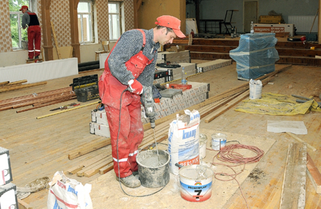 Bārbeles tautas nama rekonstrukcijas ģenerāluzņēmēja ir SIA «Empower». Celtniekiem nākas mainīt vecās koka konstrukcijas. 