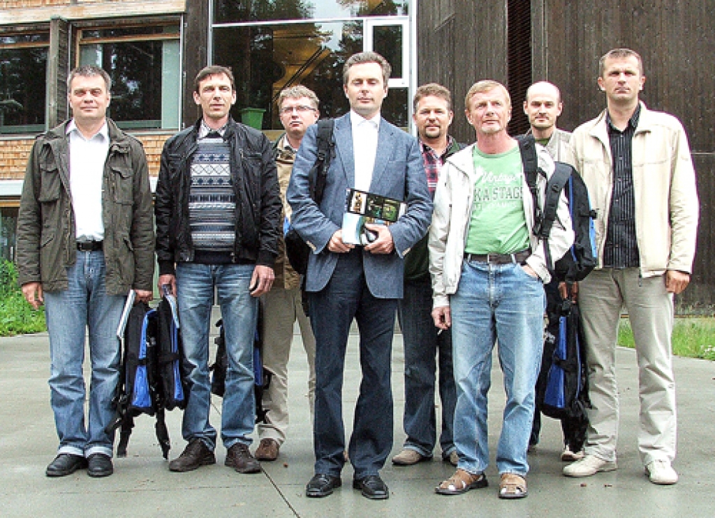 Latvijas meža īpašnieku apvienību pārstāvju grupa ieradusies gūt pieredzi Norvēģijā. Attēlā – pie norvēģu kooperatīva «Viken Skog» galvenās mītnes, kuras konstrukcijās un apdarē izmantots tikai koks, apkurē – bioenerģija. 